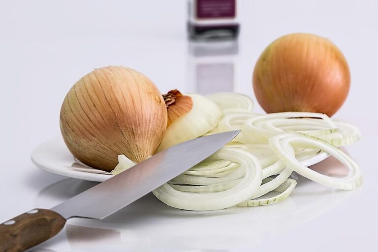Zdravstvene prednosti CRNOG LUKA- Recept za čarobni napitak od njegove ljuske
